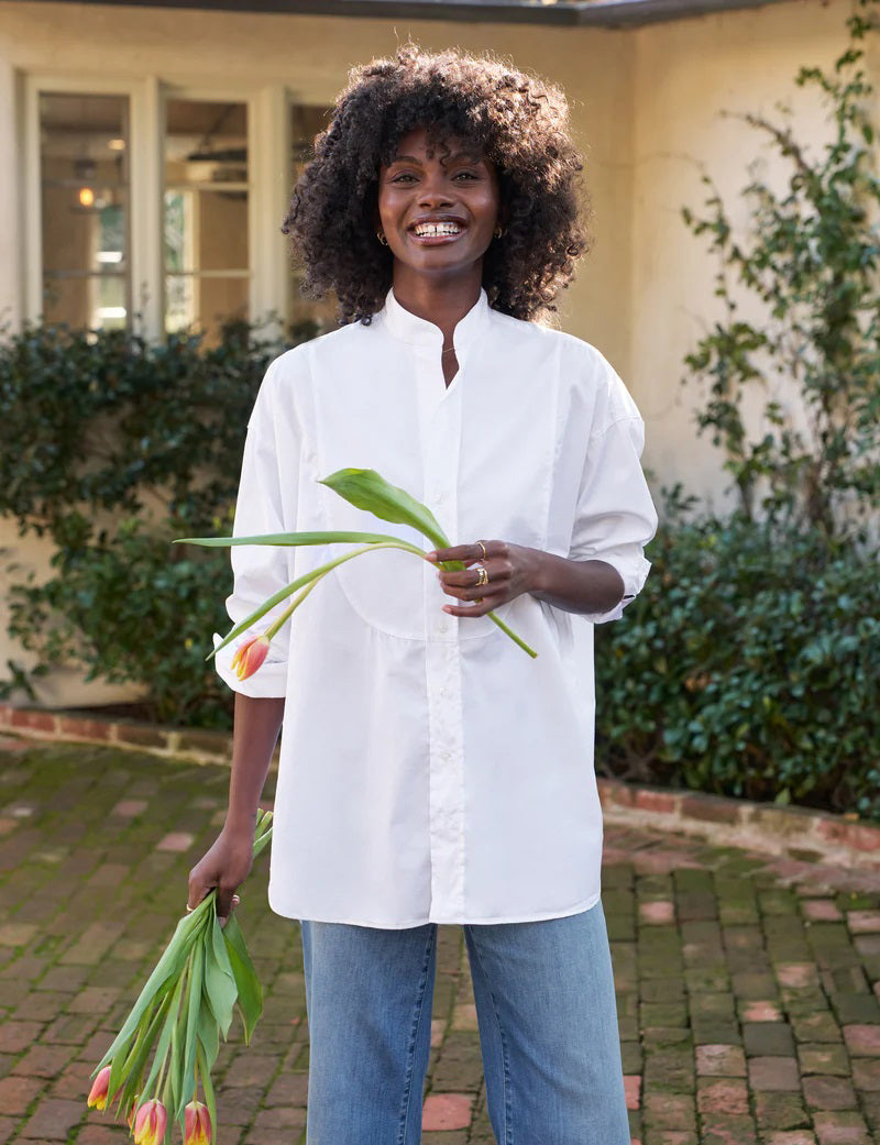 The FRANK AND EILEEN - VICTORIA ITALIAN TUXEDO SHIRT is a white button-up shirt with long sleeves and a relaxed fit. It features a collar, buttoned cuffs, and "Frank & Eileen" printed in black text inside the back collar. Made from lightweight and comfortable fabric, it exudes an Audrey Hepburn-inspired elegance.