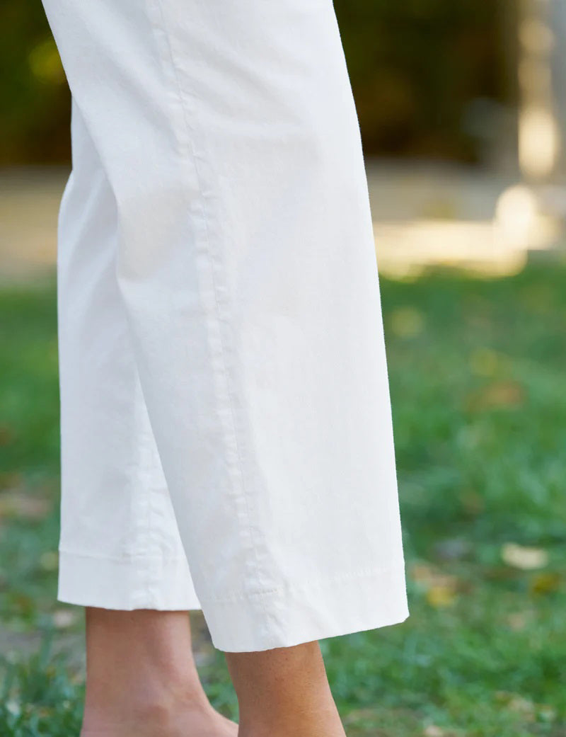 The FRANK &amp; EILEEN WESTPORT Italian wide-leg chino in performance twill white features a cropped cut, side pockets, belt loops, and a front zipper with button closure, showcased on a white background.