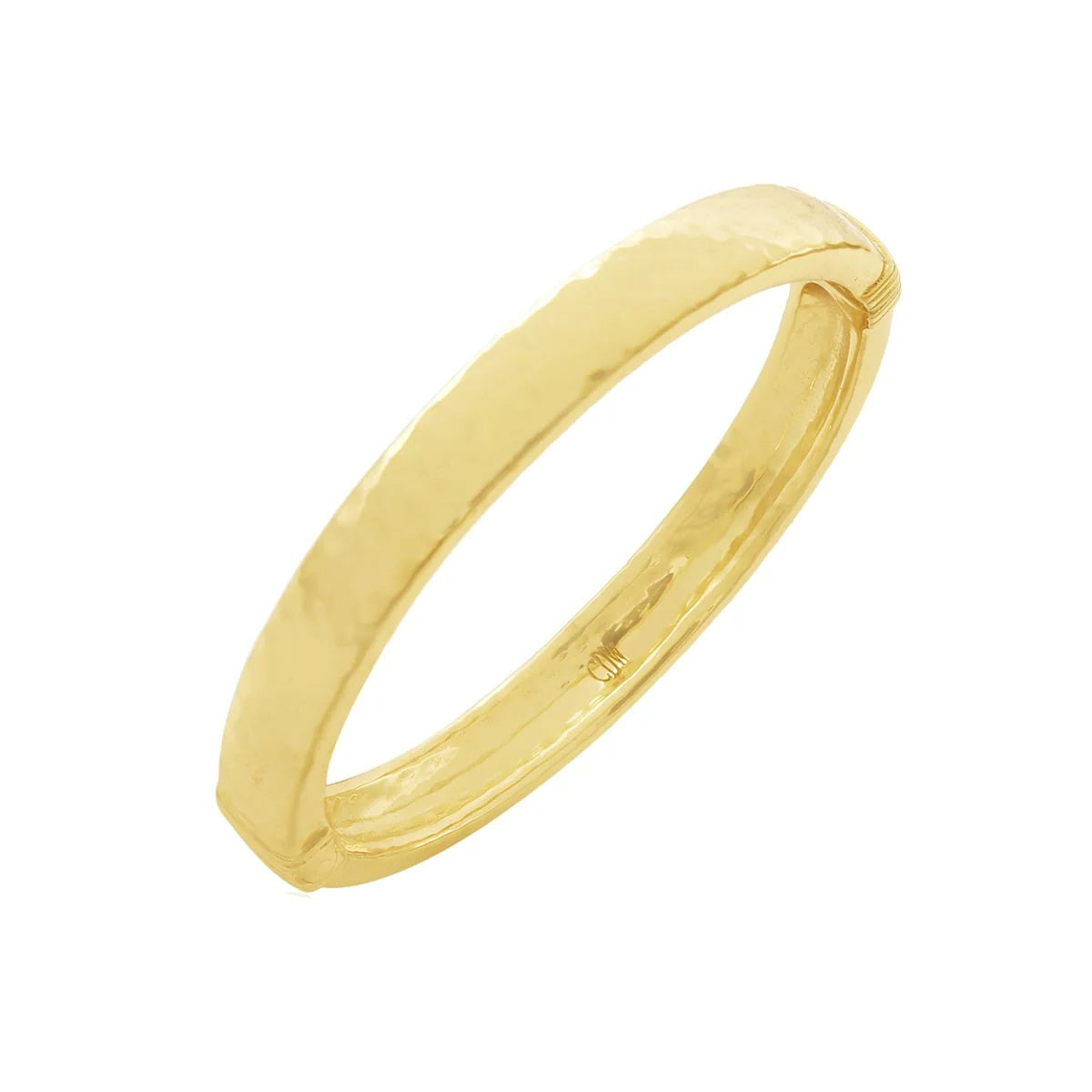 The CAPUCINE DE WULF - CLEOPATRA OVAL HINGED BANGLE MEDIUM/LARGE is a striking piece that combines the luxurious shine of 18K flash gold plating with a smooth, rounded design. This hammered gold bangle from CAPUCINE DE WULF exudes modern elegance through its simple yet textured surface.