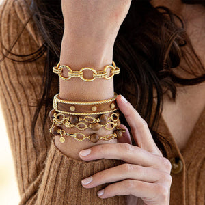 The CAPUCINE DE WULF - EARTH GODDESS LINK NECKLACE WITH TEAK by CAPUCINE DE WULF features alternating brown teak beads and intricate gold chain links. This versatile piece of jewelry is finished with a decorative gold clasp, giving it a sophisticated and elegant look.