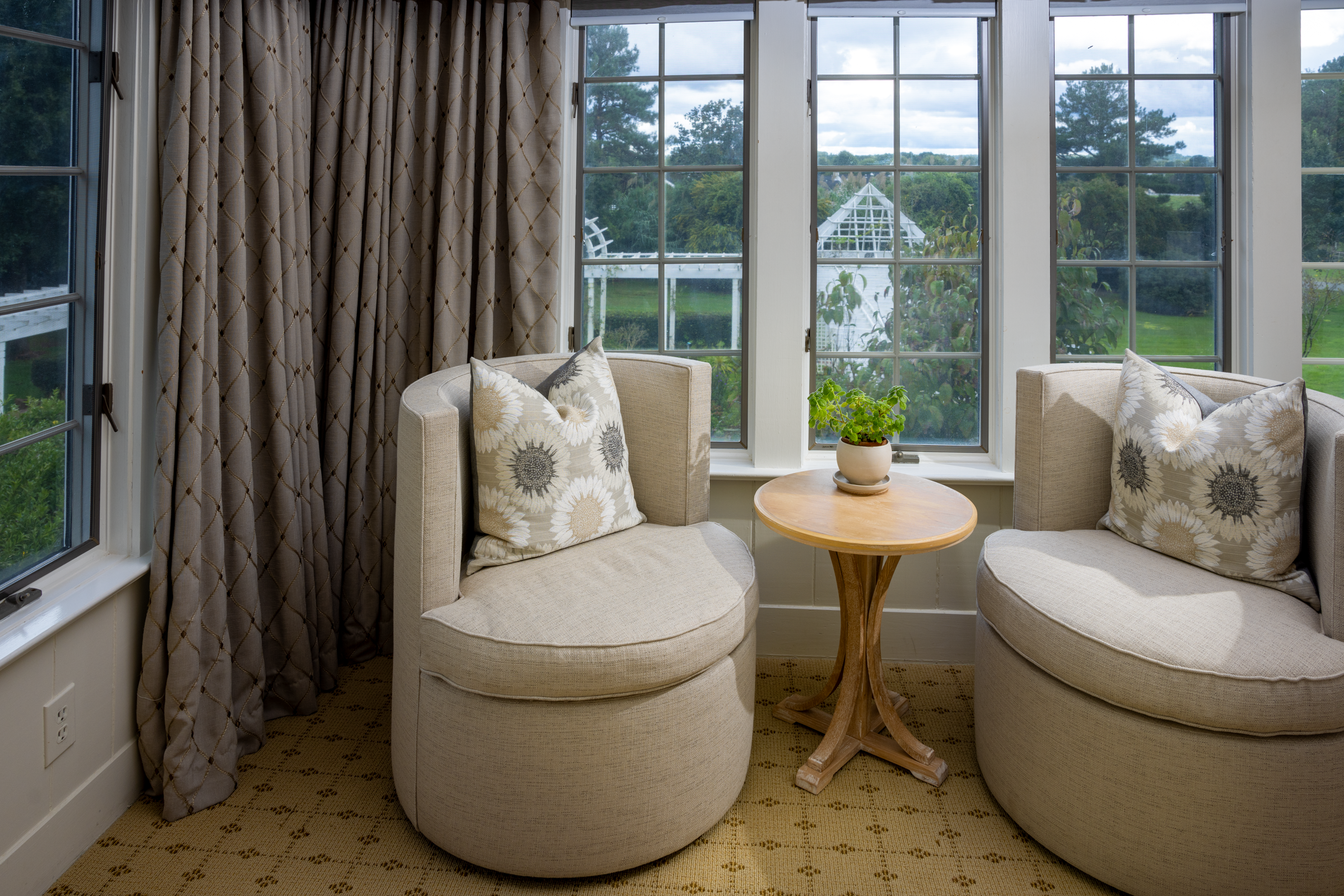 A room with two chairs and a table.