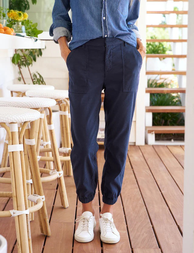 Introducing the FRANK &amp; EILEEN JAMESON UTILITY JOGGER IN PERFORMANCE LINEN NAVY: a pair of high-rise jogger cargo pants crafted from textured Italian Performance Linen in a deep navy hue. These stylish joggers feature two front utility pockets, two large side pockets, an elastic waistband with belt loops, and elastic cuffs at the ankles. The pants are displayed on a plain white background.