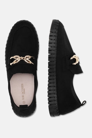 A pair of brown suede Tulip Loafers with a decorative gold-look chain detail on top from Ilse Jacobsen, by Lines of Denmark. The shoes feature a chunky, ribbed rubber sole for added style and durability. Made with recycled microfiber, the insole of the left shoe is visible, showing the brand name "Steve Madden".