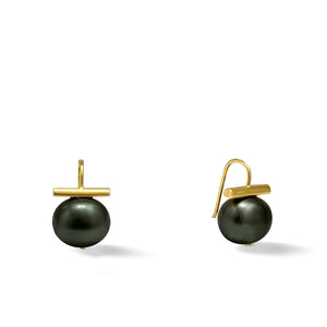 The CC AND CO BY CATHERINE CANINO Medium Pebble Pearl Earrings feature pebble pearls on a 14 karat gold hook with a horizontal bar above each pearl, set against a white background, epitomizing timeless elegance.