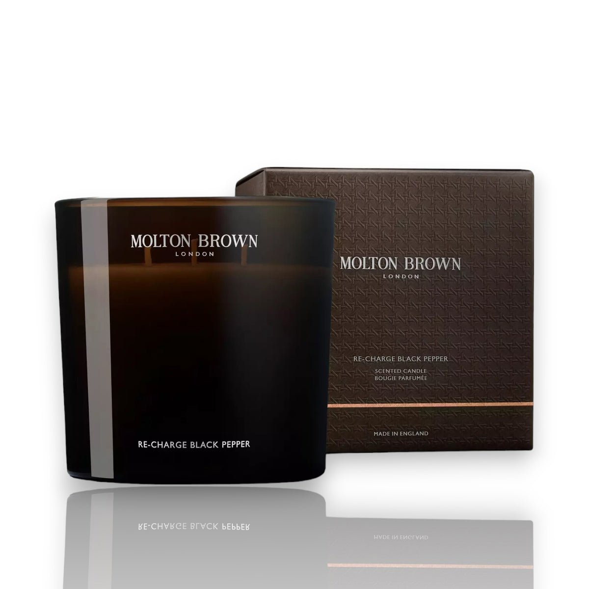 The MOLTON BROWN RE-CHARGE BLACK PEPPER LUXURY 3 WICK CANDLE and its matching box feature sleek, minimalist branding, embodying the brand&#39;s iconic fragrance in a stylish presentation.