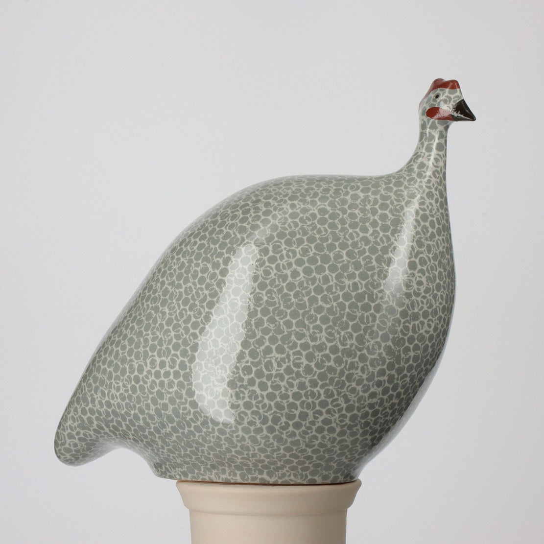 On a gray background, silhouettes compare three LES CERAMIQUES DE LUSSAN French guinea hens with a handmade mug. The ceramic hens are &quot;Grand Modèle&quot; (24 cm), &quot;Moyen Modèle&quot; (20 cm), and &quot;Petit Modèle et Modèle qui Picore&quot; (17 cm). The mug stands 8.5 cm tall.