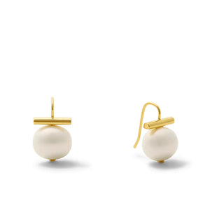 The CC AND CO BY CATHERINE CANINO Medium Pebble Pearl Earrings feature pebble pearls on a 14 karat gold hook with a horizontal bar above each pearl, set against a white background, epitomizing timeless elegance.