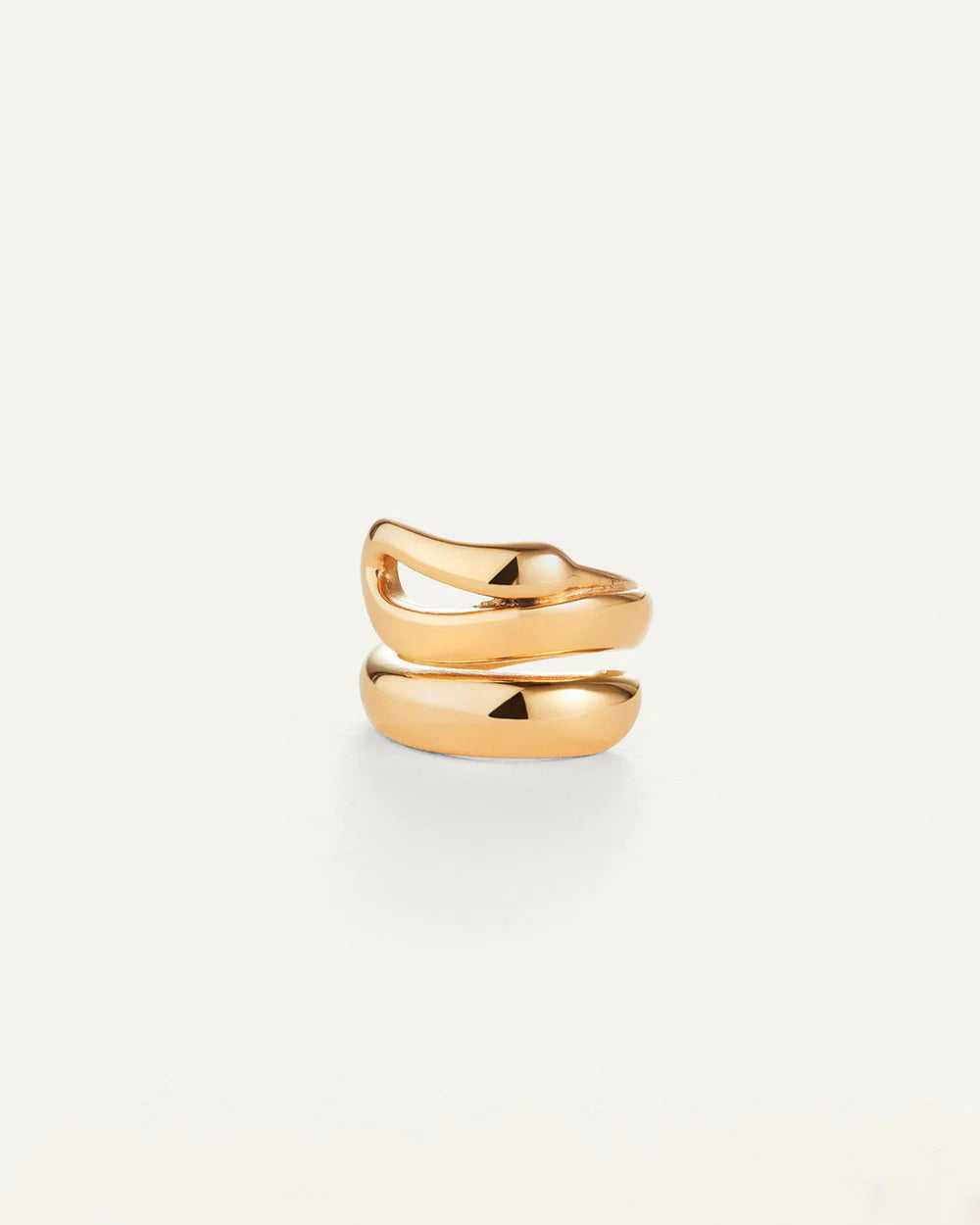 The JENNY BIRD SEES RING by JENNYBIRD showcases two intertwined bands in high-polish platinum-plated steel, offering a minimalist wave-like design. Set against a plain white background, this modern piece embodies elegance and innovation.