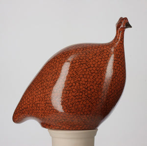 A gray background with silhouettes of three handmade pottery hens by Heidi Caillard and a mug. The hens, from the brand LES CERAMIQUES DE LUSSAN, are described as "Grand modèle," "Moyen modèle," and "Petit modèle et modèle qui picore," with respective heights of 24 cm, 20 cm, and 17 cm. The mug height is labeled as 8.5 cm. The large ceramic hen is specifically named "LES CERAMIQUES DE LUSSAN - LARGE CERAMIC FRENCH GUINEA IN TERRACOTTA RED SPOTTED BLACK.”